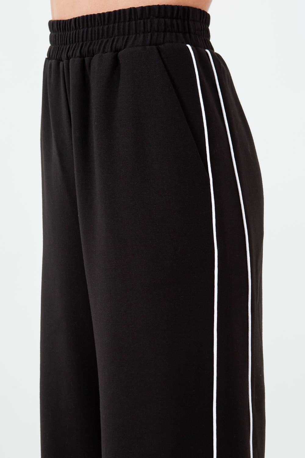 ALANA CONTRAST PIPING DETAILED STRAIGHT LEG TROUSERS